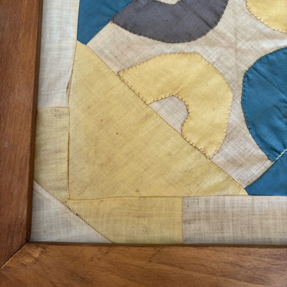 Vintage Framed handmade quilt - Picture 4 of 5